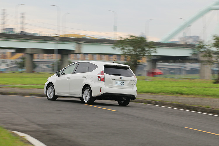 五人坐愜意、七人坐也可以 豐田《Toyota Prius α》輕鬆試 五人坐愜意、七人坐也可以 豐田《Toyota Prius α》輕鬆試