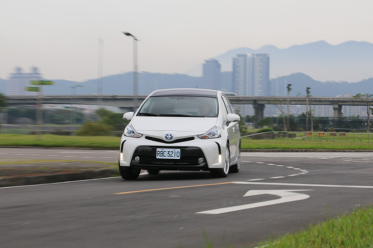 五人坐愜意、七人坐也可以 豐田《Toyota Prius α》輕鬆試 五人坐愜意、七人坐也可以 豐田《Toyota Prius α》輕鬆試