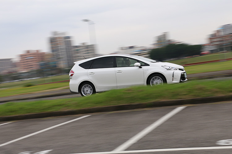五人坐愜意、七人坐也可以 豐田《Toyota Prius α》輕鬆試 五人坐愜意、七人坐也可以 豐田《Toyota Prius α》輕鬆試