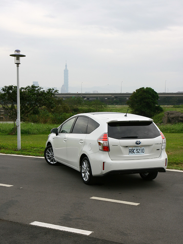 五人坐愜意、七人坐也可以 豐田《Toyota Prius α》輕鬆試 五人坐愜意、七人坐也可以 豐田《Toyota Prius α》輕鬆試
