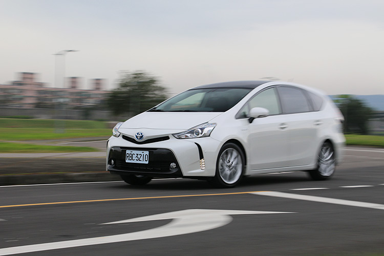 五人坐愜意、七人坐也可以 豐田《Toyota Prius α》輕鬆試 五人坐愜意、七人坐也可以 豐田《Toyota Prius α》輕鬆試