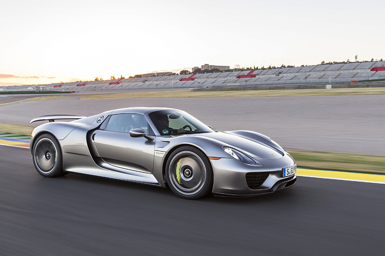 《Porsche 718》車系2016年重返 Porsche 2015年回顧影片大賣關子 《Porsche 718》車系2016年重返 Porsche 2015年回顧影片大賣關子