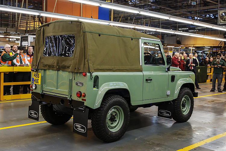 英倫軍用車款典範 最後一輛《Land Rover Defender》步下生產線 英倫軍用車款典範 最後一輛《Land Rover Defender》步下生產線