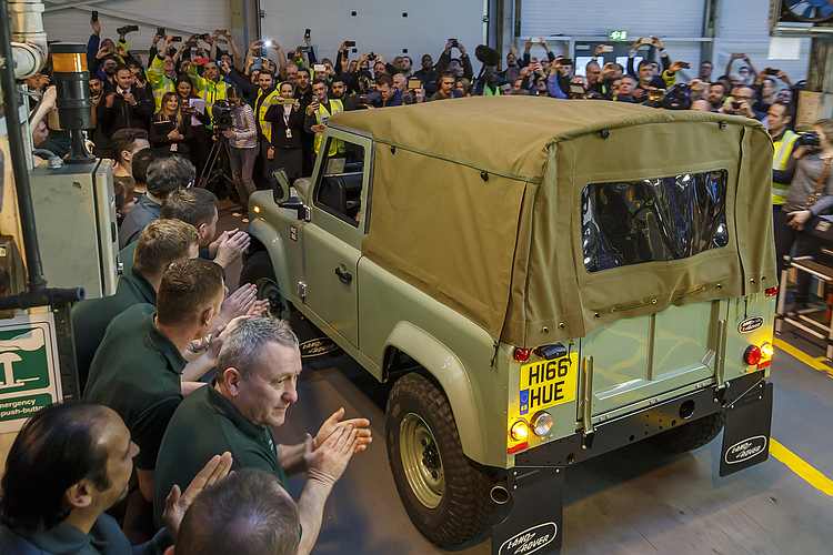 英倫軍用車款典範 最後一輛《Land Rover Defender》步下生產線 英倫軍用車款典範 最後一輛《Land Rover Defender》步下生產線