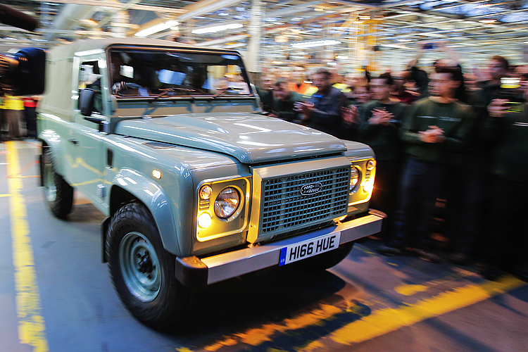 英倫軍用車款典範 最後一輛《Land Rover Defender》步下生產線 英倫軍用車款典範 最後一輛《Land Rover Defender》步下生產線