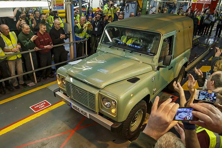 英倫軍用車款典範 最後一輛《Land Rover Defender》步下生產線 英倫軍用車款典範 最後一輛《Land Rover Defender》步下生產線