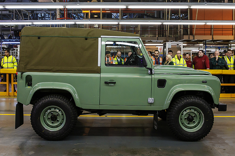 英倫軍用車款典範 最後一輛《Land Rover Defender》步下生產線 英倫軍用車款典範 最後一輛《Land Rover Defender》步下生產線