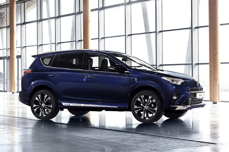 不讓C-HR專美 豐田《Toyota》推出《RAV4 Sapphire Hybrid》showcar試水溫 不讓C-HR專美 豐田《Toyota》推出《RAV4 Sapphire Hybrid》showcar試水溫