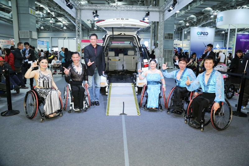 寬敞無壓高頂空間 納智捷《Luxgen V7 Turbo Eco Hyper》亮相健康照護輔具展 寬敞無壓高頂空間 納智捷《Luxgen V7 Turbo Eco Hyper》亮相健康照護輔具展