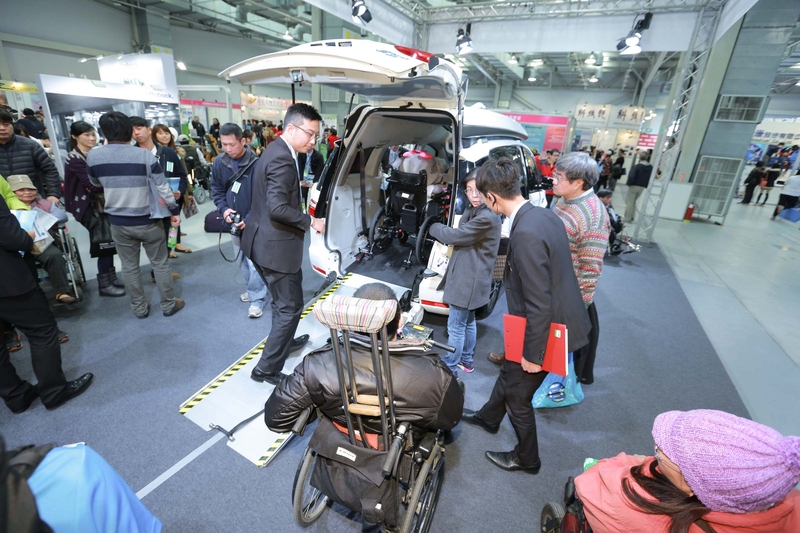 寬敞無壓高頂空間 納智捷《Luxgen V7 Turbo Eco Hyper》亮相健康照護輔具展 寬敞無壓高頂空間 納智捷《Luxgen V7 Turbo Eco Hyper》亮相健康照護輔具展