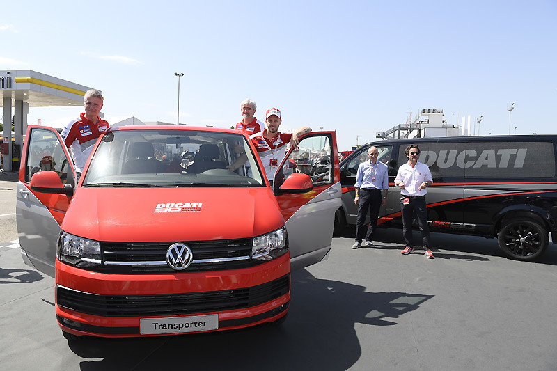 福斯商旅《VWCV Transporter Kombi》化身Ducati重機褓姆 福斯商旅《VWCV Transporter Kombi》化身Ducati重機褓姆