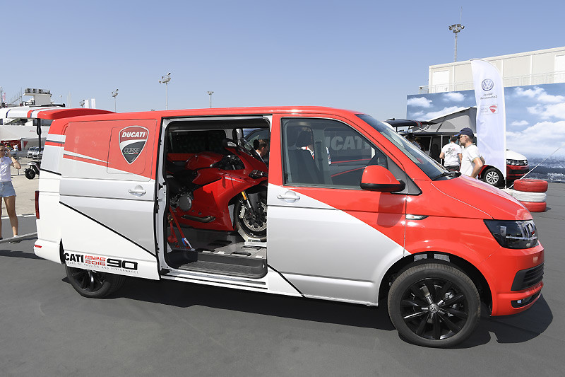 福斯商旅《VWCV Transporter Kombi》化身Ducati重機褓姆 福斯商旅《VWCV Transporter Kombi》化身Ducati重機褓姆