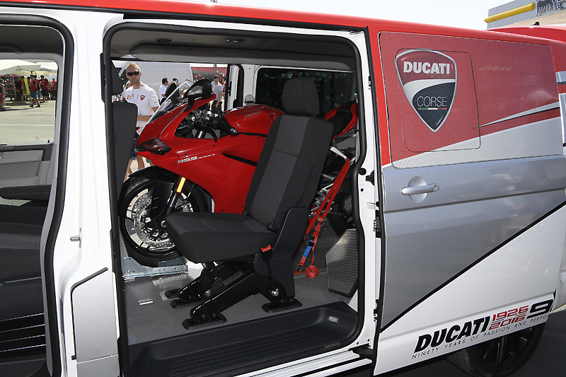 福斯商旅《VWCV Transporter Kombi》化身Ducati重機褓姆 福斯商旅《VWCV Transporter Kombi》化身Ducati重機褓姆
