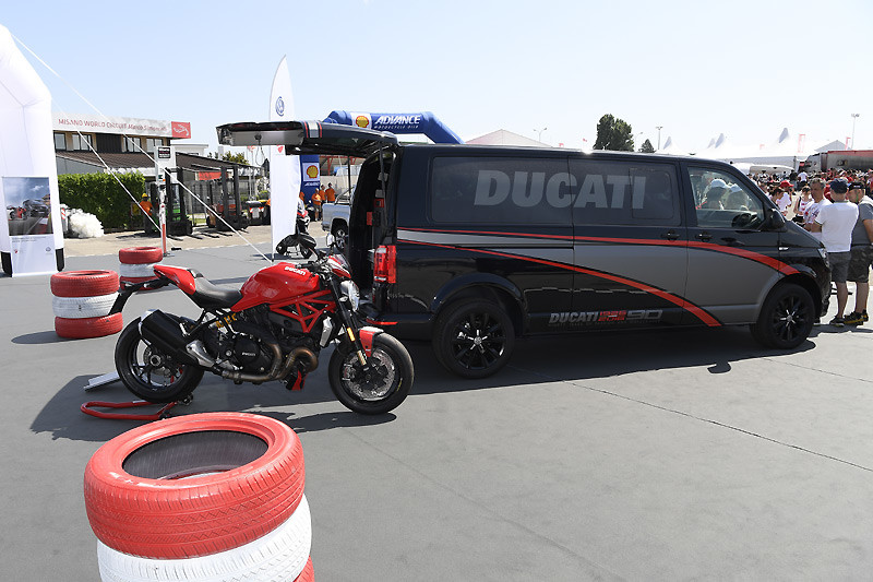 福斯商旅《VWCV Transporter Kombi》化身Ducati重機褓姆 福斯商旅《VWCV Transporter Kombi》化身Ducati重機褓姆