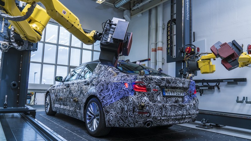 包著偽裝也能掃 新一代《BMW 5 Series》原型車進入3D掃描階段準備生產 包著偽裝也能掃 新一代《BMW 5 Series》原型車進入3D掃描階段準備生產