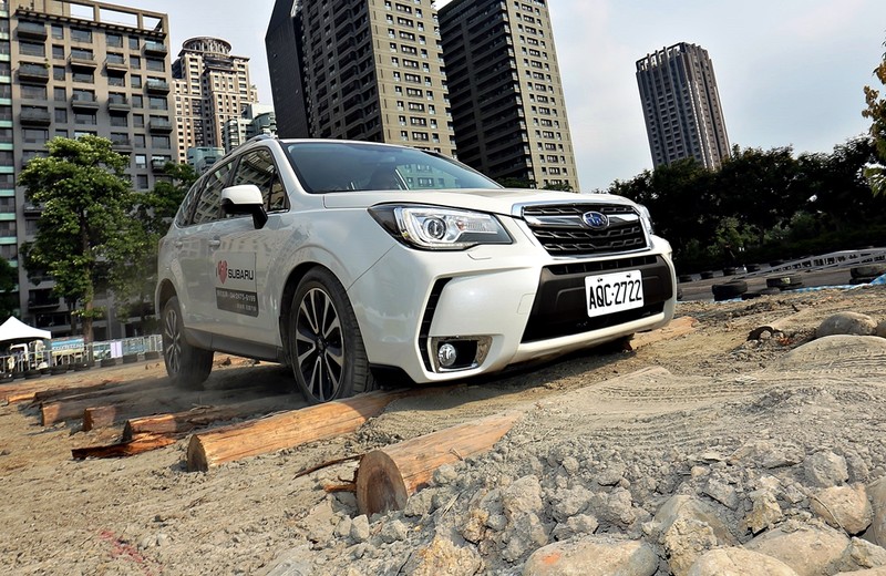 《Subaru》品牌日極限飄移甩尾秀台中開甩 年底前強化售後服務體系 《Subaru》品牌日極限飄移甩尾秀台中開甩 年底前強化售後服務體系