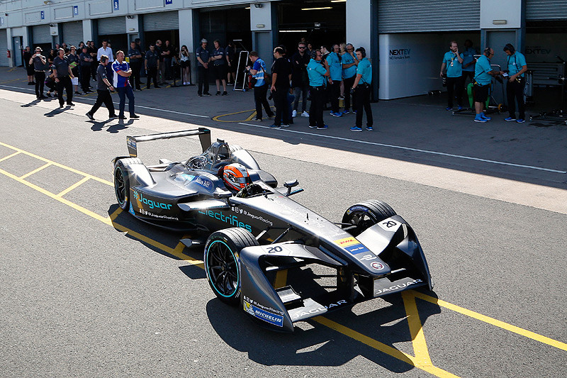 《Jaguar I-Type》Formula E賽車首度亮相 備戰電動方程式全新賽季 《Jaguar I-Type》Formula E賽車首度亮相 備戰電動方程式全新賽季
