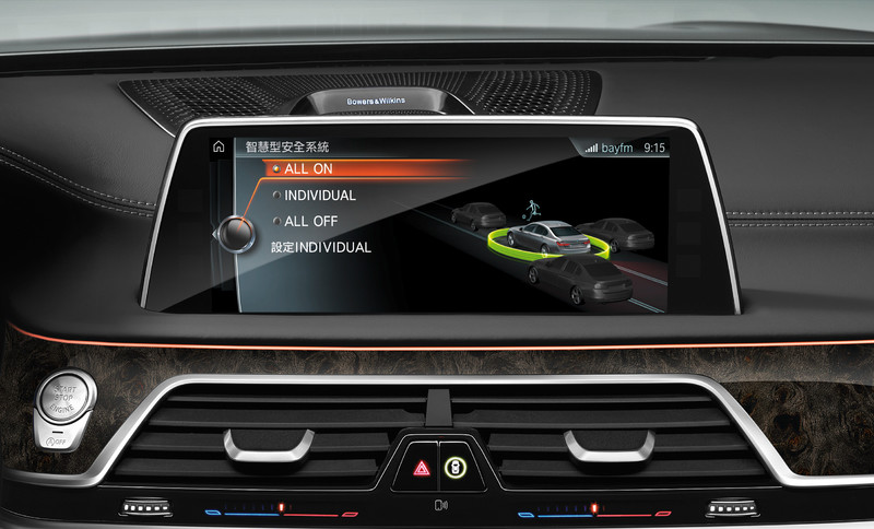 遙控停車終於入列 2017年式《BMW 7 Series》長軸版512萬元起升級駕駛輔助套件 遙控停車終於入列 2017年式《BMW 7 Series》長軸版512萬元起升級駕駛輔助套件