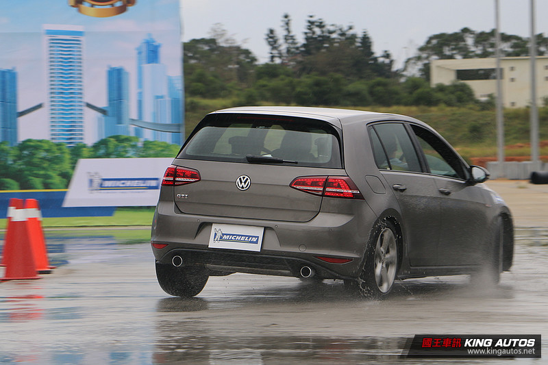 濕地性能更強化 駕馭樂趣再提升─米其林性能胎款《Michelin Pilot Sport 4》體驗 濕地性能更強化 駕馭樂趣再提升─米其林性能胎款《Michelin Pilot Sport 4》體驗