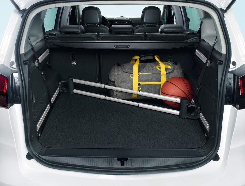 寵物專屬套件《Opel Zafira Tourer》讓毛小孩一同快樂出遊 寵物專屬套件《Opel Zafira Tourer》讓毛小孩一同快樂出遊