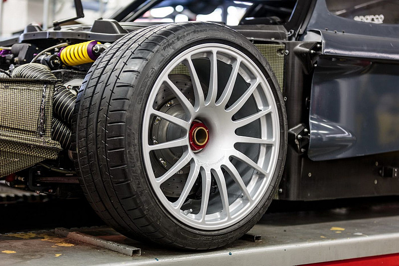 讓《Maserati MC12 Versione Corse》合法上路 Edo Competition操刀新海神《Edo MC12 讓《Maserati MC12 Versione Corse》合法上路 Edo Competition操刀新海神《Edo MC12
