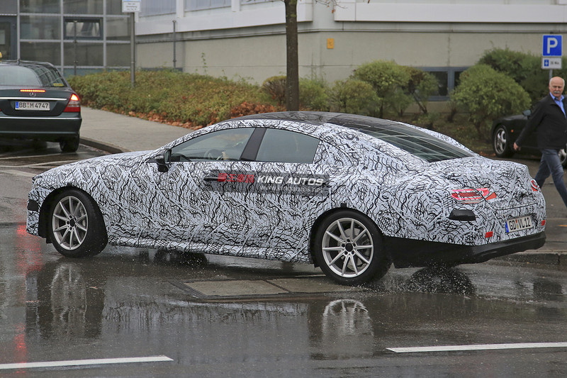 推估2018年現身發表 《Mercedes-Benz CLS》後繼偽裝測試車曝光 推估2018年現身發表 《Mercedes-Benz CLS》後繼偽裝測試車曝光