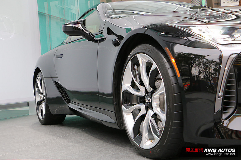 凌雲壯志豪華轎跑 全新《Lexus LC 500》現身微風信義 相約5月正式在臺發表 凌雲壯志豪華轎跑 全新《Lexus LC 500》現身微風信義 相約5月正式在臺發表