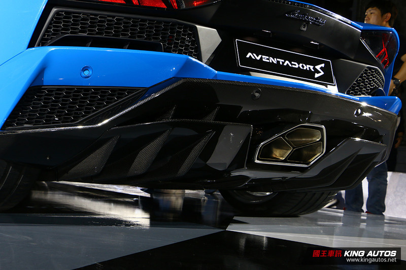 牛王抵臺 《Lamborghini Aventador S Coupé》2,700萬元起發表上市 牛王抵臺 《Lamborghini Aventador S Coupé》2,700萬元起發表上市