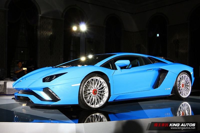 牛王抵臺 《Lamborghini Aventador S Coupé》2,700萬元起發表上市 牛王抵臺 《Lamborghini Aventador S Coupé》2,700萬元起發表上市
