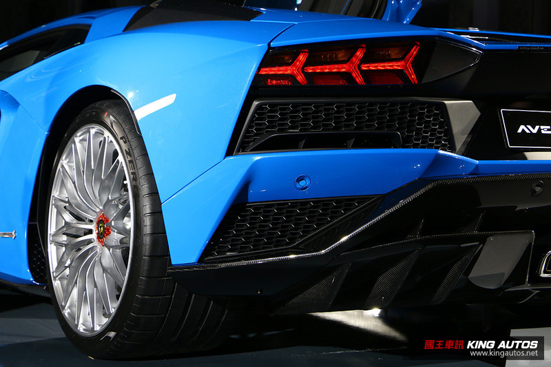 牛王抵臺 《Lamborghini Aventador S Coupé》2,700萬元起發表上市 牛王抵臺 《Lamborghini Aventador S Coupé》2,700萬元起發表上市