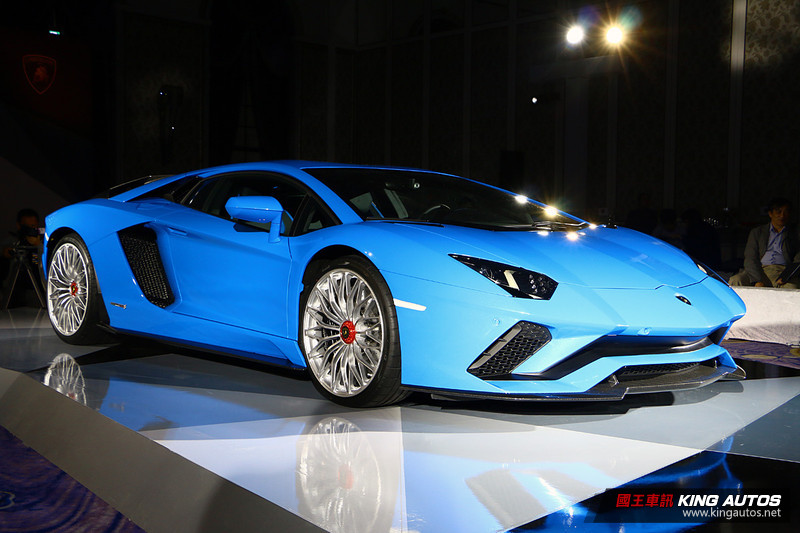 牛王抵臺 《Lamborghini Aventador S Coupé》2,700萬元起發表上市 牛王抵臺 《Lamborghini Aventador S Coupé》2,700萬元起發表上市