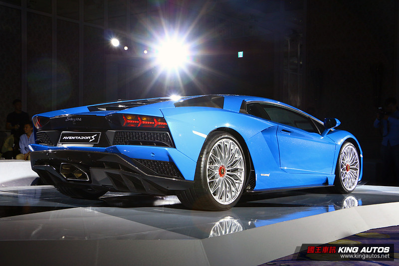 牛王抵臺 《Lamborghini Aventador S Coupé》2,700萬元起發表上市 牛王抵臺 《Lamborghini Aventador S Coupé》2,700萬元起發表上市