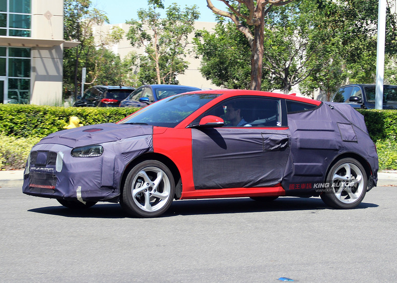 新一代《Hyundai Veloster》偽裝測試車再次曝光 高性能N Performance有望加持 新一代《Hyundai Veloster》偽裝測試車再次曝光 高性能N Performance有望加持