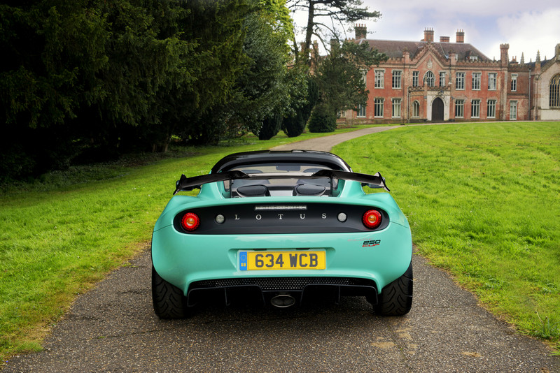 傳承極致輕量精神 《Lotus Elise Cup 250》俐落現身 傳承極致輕量精神 《Lotus Elise Cup 250》俐落現身