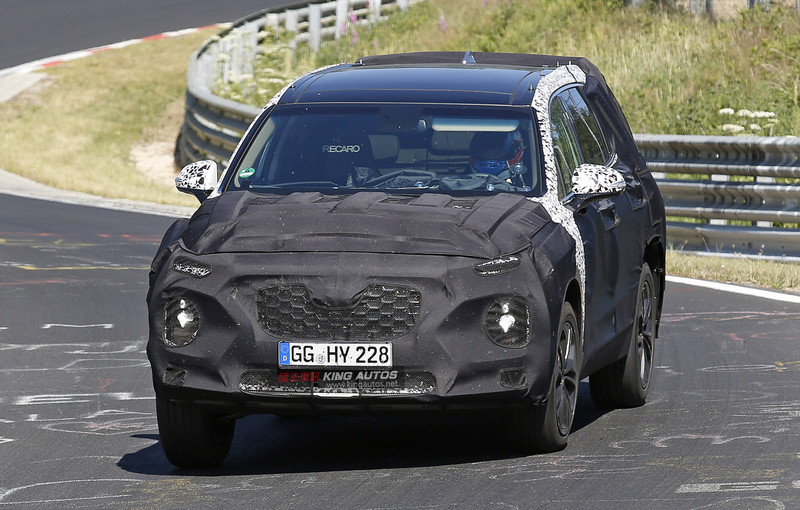 《Hyundai Santa Fe》即將大改款 偽裝車移師紐柏林測試 《Hyundai Santa Fe》即將大改款 偽裝車移師紐柏林測試