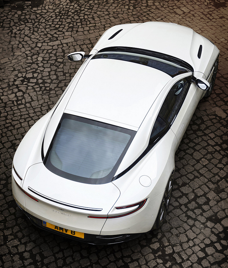 星芒V8雙渦輪增壓動力入注 《Aston Martin DB11 V8》絕美身形釋放500匹豪放動力 星芒V8雙渦輪增壓動力入注 《Aston Martin DB11 V8》絕美身形釋放500匹豪放動力