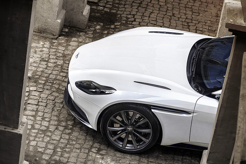 星芒V8雙渦輪增壓動力入注 《Aston Martin DB11 V8》絕美身形釋放500匹豪放動力 星芒V8雙渦輪增壓動力入注 《Aston Martin DB11 V8》絕美身形釋放500匹豪放動力