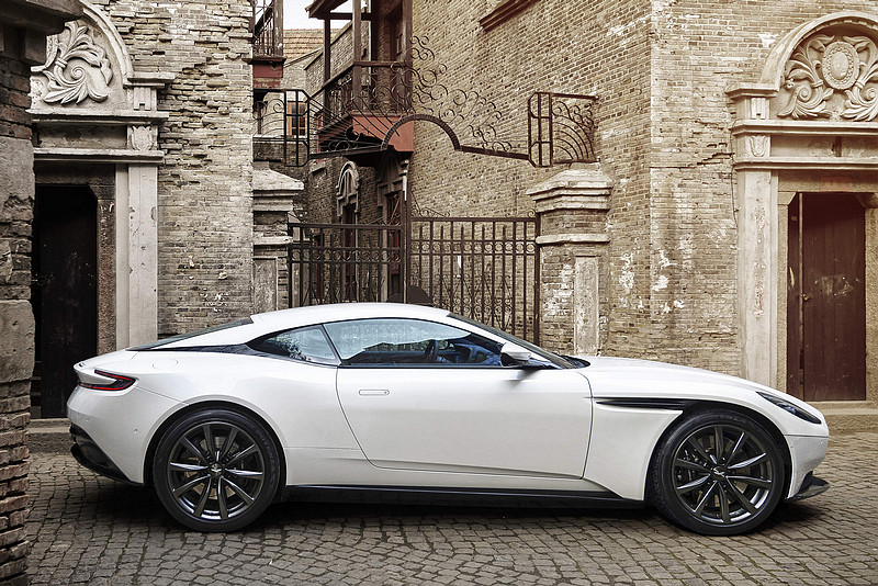 星芒V8雙渦輪增壓動力入注 《Aston Martin DB11 V8》絕美身形釋放500匹豪放動力 星芒V8雙渦輪增壓動力入注 《Aston Martin DB11 V8》絕美身形釋放500匹豪放動力
