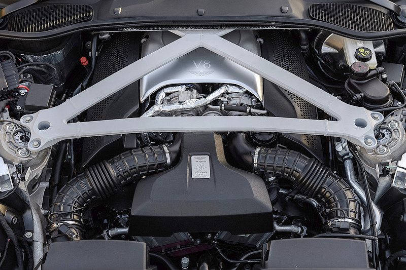 星芒V8雙渦輪增壓動力入注 《Aston Martin DB11 V8》絕美身形釋放500匹豪放動力 星芒V8雙渦輪增壓動力入注 《Aston Martin DB11 V8》絕美身形釋放500匹豪放動力