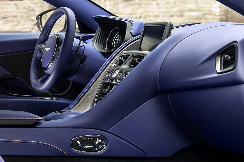星芒V8雙渦輪增壓動力入注 《Aston Martin DB11 V8》絕美身形釋放500匹豪放動力 星芒V8雙渦輪增壓動力入注 《Aston Martin DB11 V8》絕美身形釋放500匹豪放動力