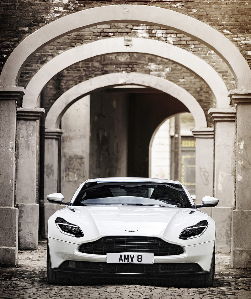 星芒V8雙渦輪增壓動力入注 《Aston Martin DB11 V8》絕美身形釋放500匹豪放動力 星芒V8雙渦輪增壓動力入注 《Aston Martin DB11 V8》絕美身形釋放500匹豪放動力