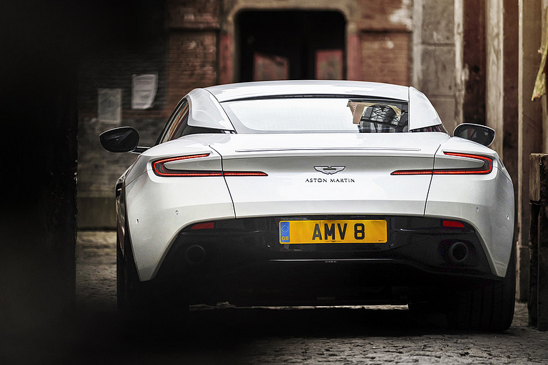 星芒V8雙渦輪增壓動力入注 《Aston Martin DB11 V8》絕美身形釋放500匹豪放動力 星芒V8雙渦輪增壓動力入注 《Aston Martin DB11 V8》絕美身形釋放500匹豪放動力