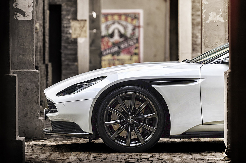 星芒V8雙渦輪增壓動力入注 《Aston Martin DB11 V8》絕美身形釋放500匹豪放動力 星芒V8雙渦輪增壓動力入注 《Aston Martin DB11 V8》絕美身形釋放500匹豪放動力
