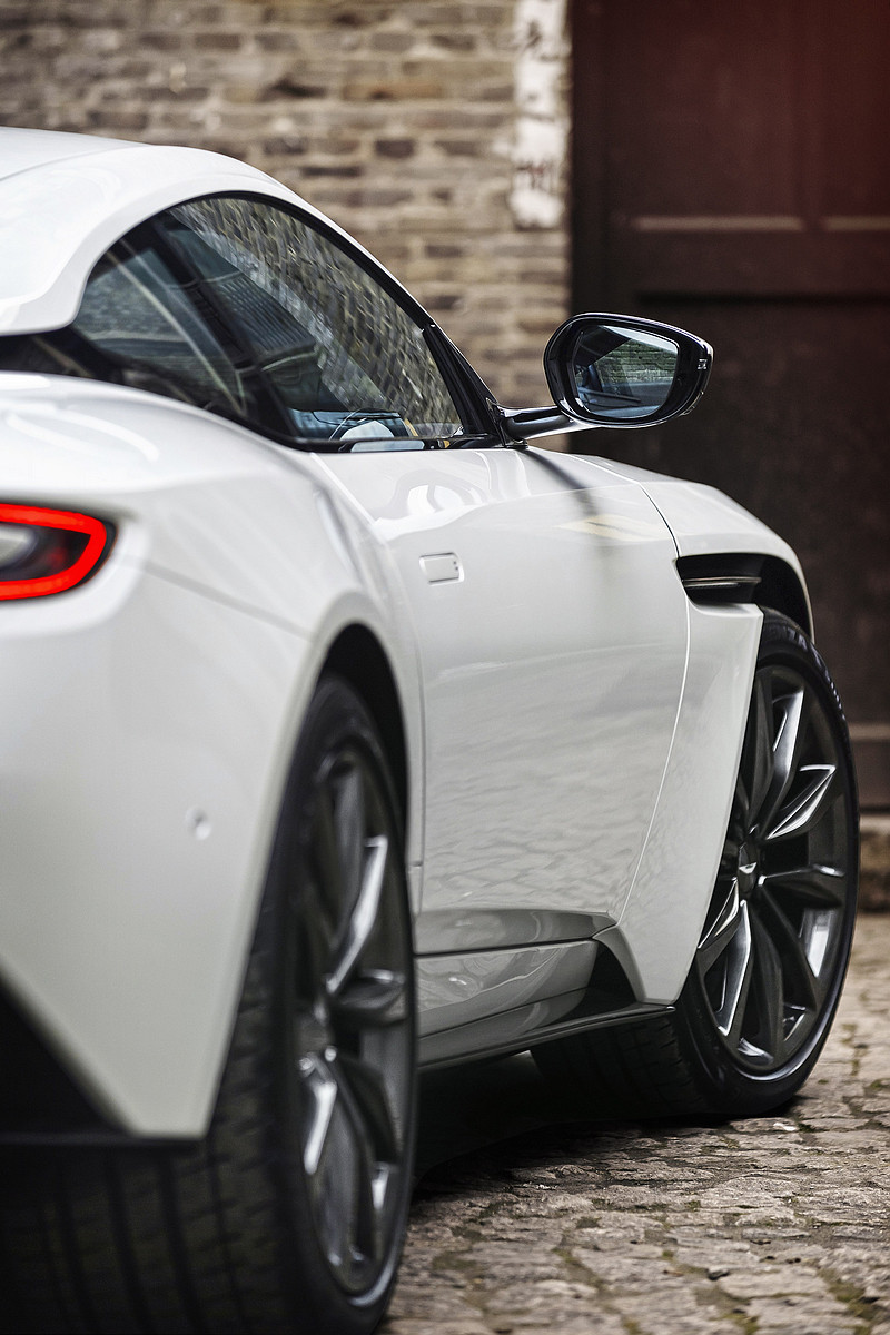 星芒V8雙渦輪增壓動力入注 《Aston Martin DB11 V8》絕美身形釋放500匹豪放動力 星芒V8雙渦輪增壓動力入注 《Aston Martin DB11 V8》絕美身形釋放500匹豪放動力