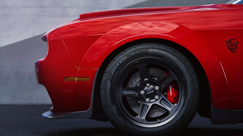 惡魔的秘密《Dodge Challenger SRT Demon》的超寬輪胎超出產線能耐 惡魔的秘密《Dodge Challenger SRT Demon》的超寬輪胎超出產線能耐