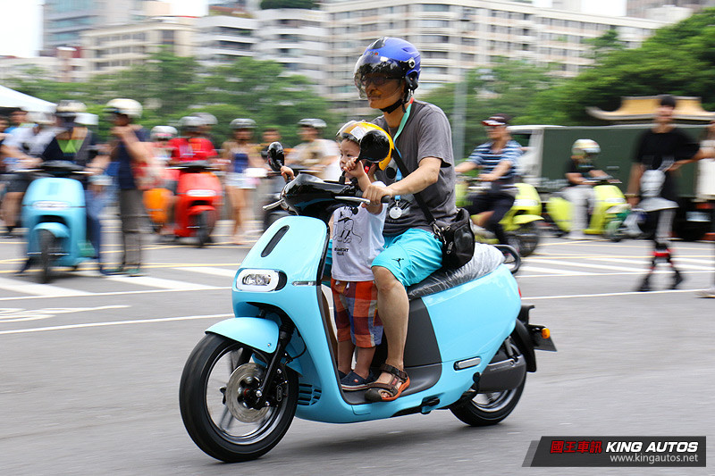全台34處串聯、1,300輛新車同時上路! 《Gogoro 2 Series》首批新車正式交付 全台34處串聯、1,300輛新車同時上路! 《Gogoro 2 Series》首批新車正式交付