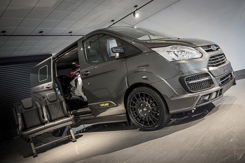 為《Ford Transit Tourneo》競技氣息 VR|46限定版本讓商旅車也能展現暗黑帥氣 為《Ford Transit Tourneo》競技氣息 VR|46限定版本讓商旅車也能展現暗黑帥氣