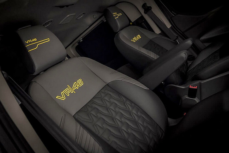 為《Ford Transit Tourneo》競技氣息 VR|46限定版本讓商旅車也能展現暗黑帥氣 為《Ford Transit Tourneo》競技氣息 VR|46限定版本讓商旅車也能展現暗黑帥氣