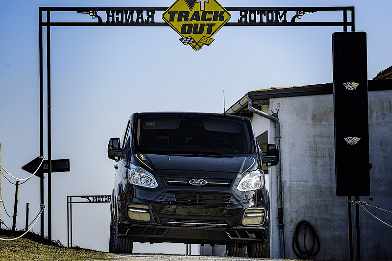 為《Ford Transit Tourneo》競技氣息 VR|46限定版本讓商旅車也能展現暗黑帥氣 為《Ford Transit Tourneo》競技氣息 VR|46限定版本讓商旅車也能展現暗黑帥氣