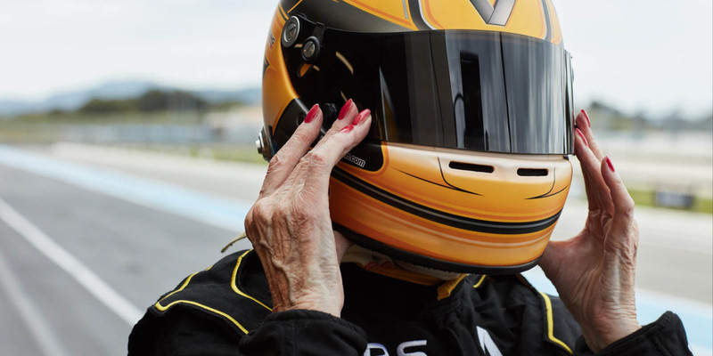 不老賽車魂 79歲退役女車手Rosemary Smith成為「最高齡F1駕駛」 不老賽車魂 79歲退役女車手Rosemary Smith成為「最高齡F1駕駛」